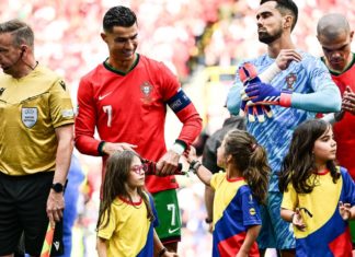 Fußball-Superstar Cristiano Ronaldo: Großes Herz für die kleinen Fans Fußball-EM 2024: Fußball-Superstar Cristiano Ronaldo wird von dem kleinen Einlaufmädchen am Arm berührt. / Source: IMAGO/kolbert-press