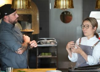 Sterneköchin Sarah Henke bringt gerne ihre “Heimat auf den Teller” Sterneköchin Sarah Henke und "GZSZ"-Star Felix von Jascheroff beim Kia-Kochevent / Source: Kia Deutschland