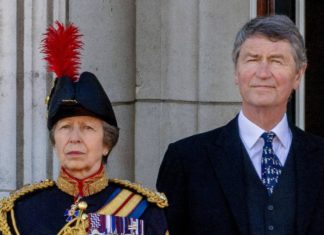 Prinzessin Anne im Krankenhaus: Ihr Ehemann sagt, es geht ihr gut Prinzessin Anne und Sir Timothy Laurence bei der traditionellen "Trooping the Colour"-Parade zu Ehren des Geburtstages von König Charles III. am 15. Juni. / Source: imago images/PPE