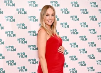 “Downton Abbey”-Star Joanne Froggatt ist schwanger Joanne Froggatt hat sich bei den Into Film Awards in London am Dienstag erstmals mit Babybauch gezeigt. / Source: Jeff Spicer/Getty Images