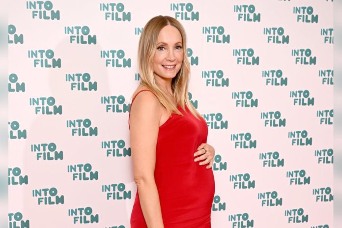 Joanne Froggatt hat sich bei den Into Film Awards in London am Dienstag erstmals mit Babybauch gezeigt. / Source: Jeff Spicer/Getty Images