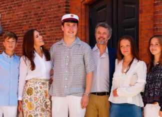 Kronprinz Christian: Familienbesuch nach letzter Abiturprüfung Prinz Vincent, Königin Mary, Kronprinz Christian, König Frederik X. von Dänemark, Prinzessin Isabella und Prinzessin Josephine (v.l.n.r.) am Montag vor dem Ordrup Gymnasium in Gentofte. / Source: IDA MARIE ODGAARD/Ritzau Scanpix/AFP via Getty Images