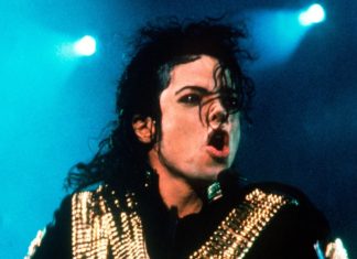 15. Todestag Michael Jackson: Der abgestürzte King of Pop Produzierte in seiner Karriere unzählige Hits und Schlagzeilen: US-Superstar Michael Jackson. / Source: imago/FAMOUS