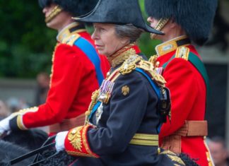 Prinzessin Anne muss nach Kopfverletzung Kanada-Reise verschieben Prinzessin Anne hat an der traditionellen Parade "Trooping the Colour" zu Ehren des Geburtstages von König Charles III. am 15. Juni noch hoch zu Ross teilgenommen. / Source: imago images/ZUMA Press Wire