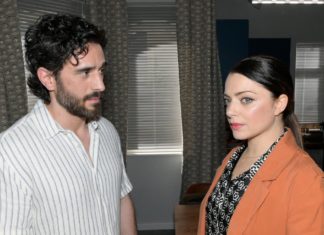 Das passiert heute in den Soaps "Unter uns": Paula (r.) beschliesst angespannt, dem Pärchenabend von Cecilia und Valentin aus dem Weg zu gehen. / Source: RTL / Stefan Behrens