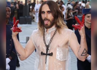 Nagelkreuz und rote Finger: Jared Leto schockt bei “Vogue World” Zwischen Jesus und Vampir: Jared Leto / Source: imago/ABACAPRESS