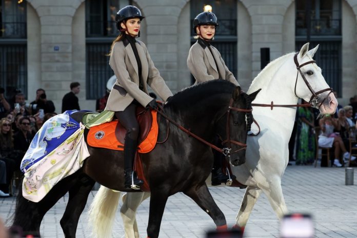 Kendall Jenner (l.) und Gigi Hadid während des 