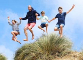 “Wir alle lieben dich”: Süße Geburtstagswünsche für Prinz William Prinz William mit seinen drei Kindern Charlotte, Louis und George. / Source: Prinzessin von Wales/Instagram