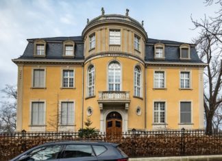 Restaurant in Günther Jauchs “Villa Kellermann” ist Geschichte Günther Jauch kaufte die Villa am Heiligen See in der brandenburgischen Landeshauptstadt 2016. / Source: IMAGO/Jürgen Ritter