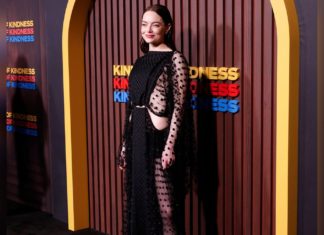 Cut-Outs und Polka-Dots: Emma Stone zeigt in New York viel nackte Haut Emma Stone bei der "Kinds of Kindness"-Premiere in New York. / Source: imago/UPI Photo