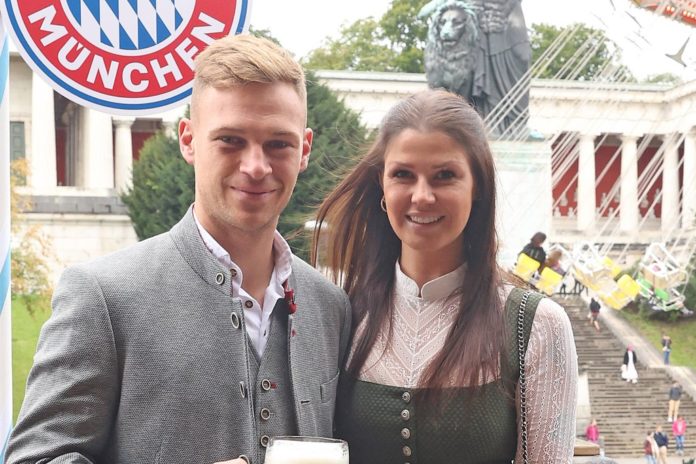 Joshua und Lina Kimmich (hier beim Oktoberfest in München) sind seit 2022 verheiratet und vierfache Eltern. / Source: IMAGO/FC Bayern München