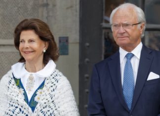 Mit Erdbeeren und Blumenkranz: Schwedische Royals feiern Mittsommer Königin Silvia und König Carl Gustav schicken zum Mittsommerfest 2024 digitale Grüße. / Source: Hans Christiansson/Shutterstock.com