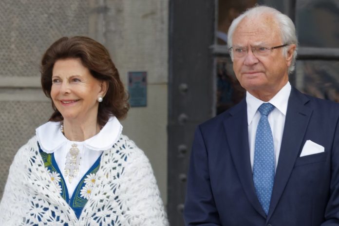 Königin Silvia und König Carl Gustav schicken zum Mittsommerfest 2024 digitale Grüße. / Source: Hans Christiansson/Shutterstock.com