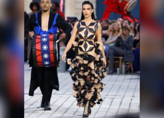 Überraschungsauftritt: Sängerin Katy Perry fast nackt auf dem Laufsteg Katy Perry bei der "Vogue World: Paris". / Source: getty/Marc Piasecki/Getty Images for Vogue