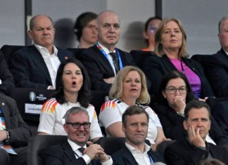 Fußball-EM: Deutschland gegen die Schweiz klarer Quotensieger Bundeskanzler Olaf Scholz (o.l.) und Außenministerin Annalena Baerbock (l.) fieberten mit der deutschen Nationalmannschaft mit. / Source: IMAGO/MIS