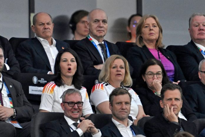 Bundeskanzler Olaf Scholz (o.l.) und Außenministerin Annalena Baerbock (l.) fieberten mit der deutschen Nationalmannschaft mit. / Source: IMAGO/MIS