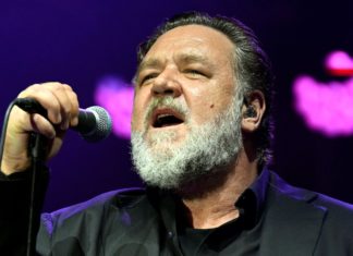 “Vergesst Promi-Bullshit”: So will Russell Crowe Glastonbury rocken Mehr als ein Nebenjob: Russell Crowe singt auf der Bühne. / Source: imago/CTK Photo