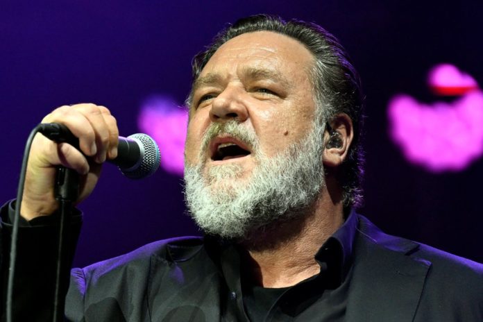 Mehr als ein Nebenjob: Russell Crowe singt auf der Bühne. / Source: imago/CTK Photo