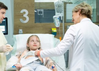 TV-Tipps am Dienstag "In aller Freundschaft: Verdachtsfälle": Dr. Kathrin Globisch (Andrea Kathrin Loewig, r.) ist erstaunt, wie tapfer Olivia (Elsa Gluth) bei der Untersuchung ist. / Source: MDR/Saxonia Media/Sebastian Kiss