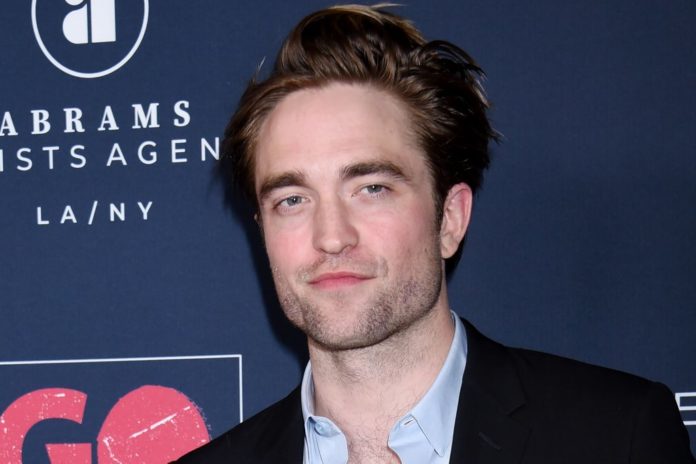 Robert Pattinson galt lange als begehrter Frauenschwarm. Seit Jahren ist er aber schon an Suki Waterhouse vergeben, mit der er vor Kurzem eine Tochter bekam. / Source: Ga Fullner/Shutterstock.com