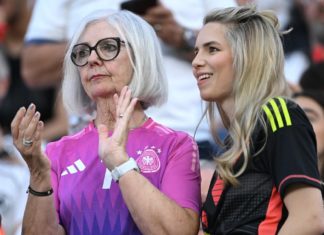Frauen-Power: Ehefrau und Mama feuern Rekordspieler Manuel Neuer an Mama und Ehefrau von Manuel Neuer auf der Tribüne: Marita Neuer (l.) und Anika Bissel, beim Spiel Deutschland gegen die Schweiz. / Source: Stu Forster/Getty Images
