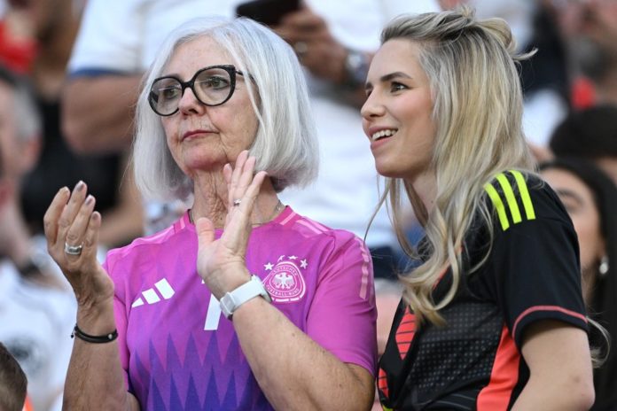 Mama und Ehefrau von Manuel Neuer auf der Tribüne: Marita Neuer (l.) und Anika Bissel, beim Spiel Deutschland gegen die Schweiz. / Source: Stu Forster/Getty Images