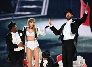 Überraschung in London: Taylor Swift bringt Travis Kelce auf die Bühne Taylor Swift mit ihrem Freund Travis Kelce (r.) auf der Bühne im Londoner Wembley-Stadion. / Source: getty/Gareth Cattermole/TAS24