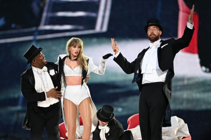 Taylor Swift mit ihrem Freund Travis Kelce (r.) auf der Bühne im Londoner Wembley-Stadion. / Source: getty/Gareth Cattermole/TAS24