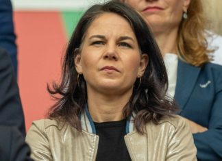 Annalena Baerbock: Außenministerin besucht EM-Vorrundenpartie Bundesaußenministerin Annalena Baerbock bei der Vorrundenpartie Slowenien gegen Serbien in der Münchner Allianz Arena. / Source: imago images/Eibner-Pressefoto/Sascha Walther
