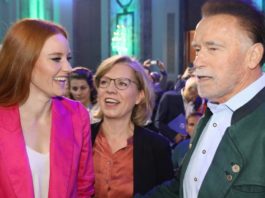 Trafen sich beim Austrian World Summit in Wien: Barbara Meier und Arnold Schwarzenegger. / Source: imago images/SKATA