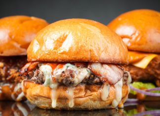 Mahlzeit! Den besten Burger Europas gibt es in Wien Wie muss ein Burger sein, damit er perfekt ist? / Source: PAPA WOR/Shutterstock.com