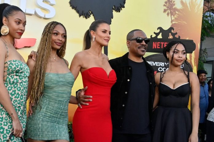 Eddie Murphy mit Freundin Paige (3.v.l.) und seinen drei Töchtern Bria (li.), Shayne und Bella (re.). / Source: imago/UPI Photo