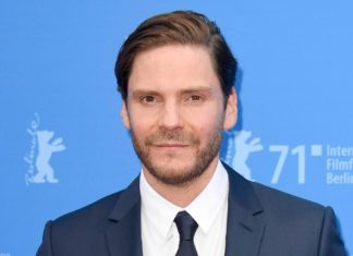 Daniel Brühl dreht Film über Tennislegende Gottfried von Cramm Daniel Brühl führt wieder Regie. / Source: imago/Future Image