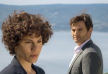 TV-Tipps am Donnerstag "Der Kroatien-Krimi: Tod im roten Kleid": Kommissarin Stascha Novak (Jasmin Gerat, l.) und ihr Kollege Emil Perica (Lenn Kudrjawizki) sind am Ort des Geschehens. / Source: ARD Degeto/Constantin TV