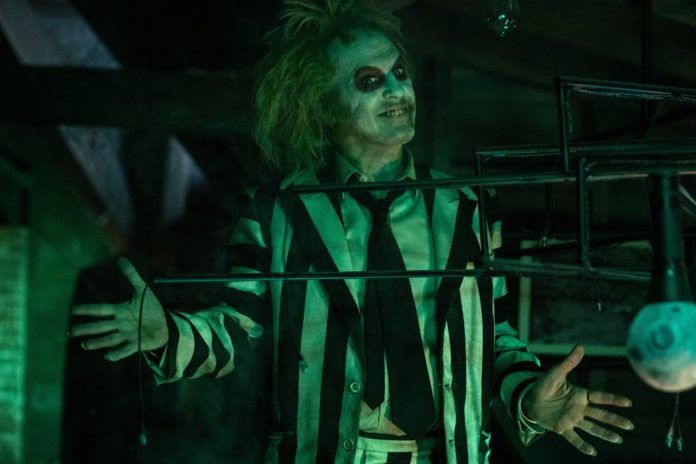 Beetlejuice (Michael Keaton) grüßt bald aus Venedig. / Source: © 2023 Warner Bros. Entertainment Inc./Parisa Taghizadeh