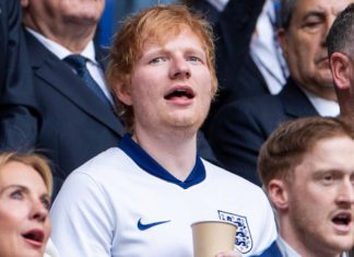 Ed Sheeran, William und Idris Elba feiern England beim Achtelfinale Ed Sheeran unterstützte Englands Fußballnationalmannschaft gegen die Slowakei live im Stadion. / Source: IMAGO/Beautiful Sports