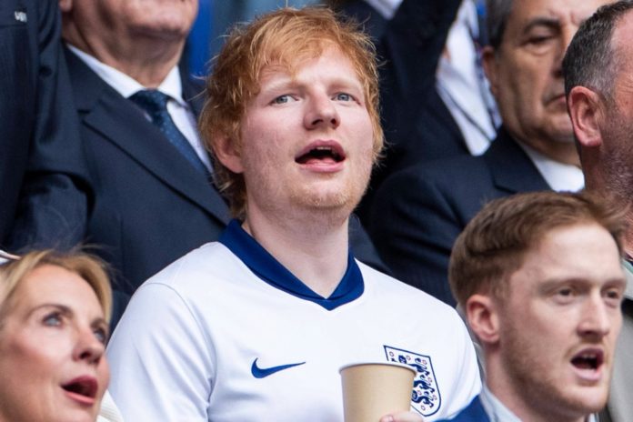 Ed Sheeran unterstützte Englands Fußballnationalmannschaft gegen die Slowakei live im Stadion. / Source: IMAGO/Beautiful Sports