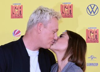 Jens “Knossi” Knossalla: Liebesauftritt mit seiner Verlobten Jens "Knossi" Knossalla und seine Verlobte Lia Mitrou bei der Fan-Premiere von "Ich - Einfach unverbesserlich 4" in Köln. / Source: imago/Horst Galuschka