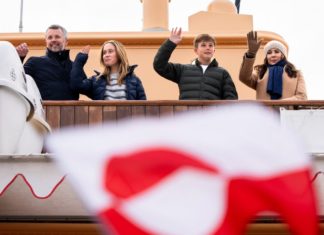 König Frederik und Königin Mary: Familienauftritt in der Arktis Das dänische Königspaar, König Frederik und Königin Mary, befindet sich derzeit mit seinen Kindern Prinz Vincent und Prinzessin Josephine in Grönland. / Source: getty/IDA MARIE ODGAARD / Ritzau Scanpix/AFP via Getty Images