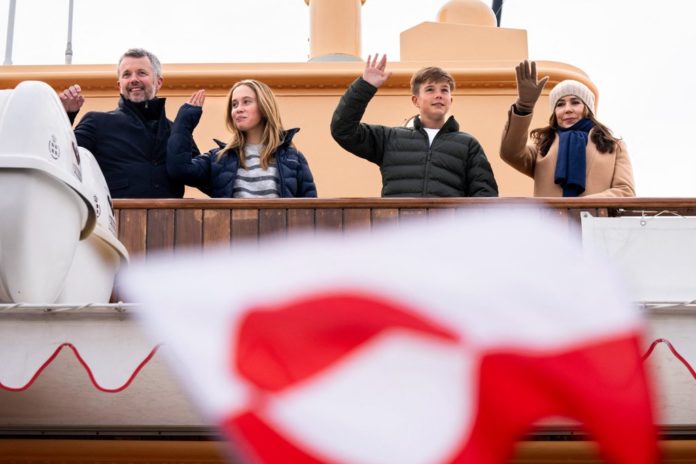 Das dänische Königspaar, König Frederik und Königin Mary, befindet sich derzeit mit seinen Kindern Prinz Vincent und Prinzessin Josephine in Grönland. / Source: getty/IDA MARIE ODGAARD / Ritzau Scanpix/AFP via Getty Images