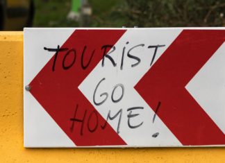 Barcelona verbietet Ferienwohnungen: Spanien und der Massentourismus Nicht nur in Barcelona und auf Mallorca formiert sich dieser Tage in Spanien Widerstand gegen Massentourismus. / Source: Daniel Myjones/Shutterstock.com