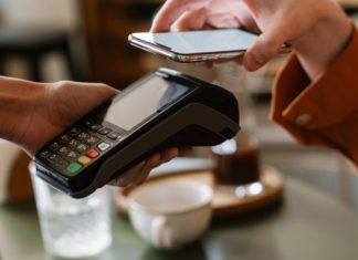 Umfrage zeigt: Immer mehr Deutsche bezahlen digital Rund zwei von drei Deutschen bezahlen regelmäßig mit Smartphone oder Smartwatch. / Source: Dean Drobot/Shutterstock.com