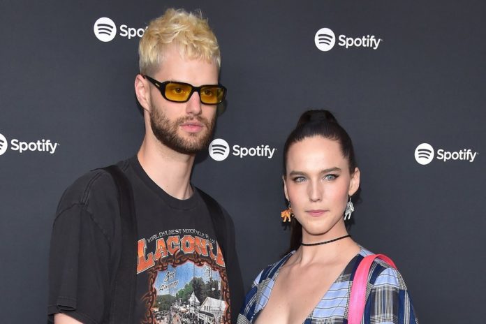 Sofi Tukker, bestehend aus Tucker Halpern und Sophie Hawley-Weld werden im Juli nicht in Europa auftreten. Grund ist eine Infektion des Musikers. / Source: DFree/Shutterstock.com