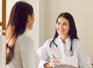 Immer mehr im Fokus: Warum Gendermedizin allen nützt Gendermedizin wird zunehmend auch an deutschen Universitäten gelehrt. / Source: Studio Romantic/Shutterstock