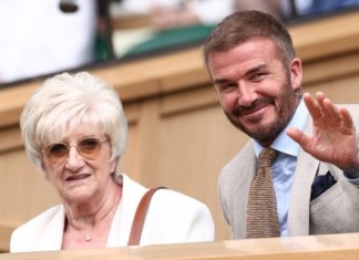 Wimbledon-Auftakt: David Beckham kommt mit seiner Mutter David Beckham mit seiner Mutter Sandra am ersten Wimbledon-Tag. / Source: imago images/Action Plus