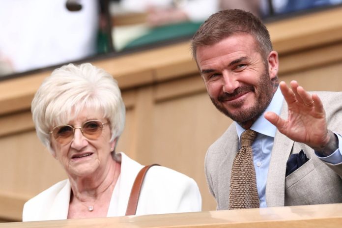 David Beckham mit seiner Mutter Sandra am ersten Wimbledon-Tag. / Source: imago images/Action Plus