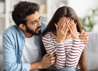 Mitleid vs. Mitgefühl: Psychiater klärt über den Unterschied auf Mitgefühl mit anderen ist wichtig, kann aber in Form von Mitleid zur Gefahr für die eigene Psyche werden. / Source: Prostock-studio/Shutterstock.com