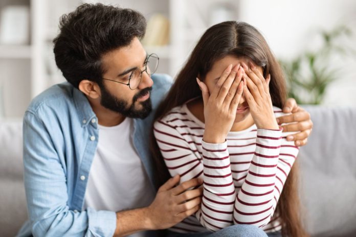 Mitgefühl mit anderen ist wichtig, kann aber in Form von Mitleid zur Gefahr für die eigene Psyche werden. / Source: Prostock-studio/Shutterstock.com