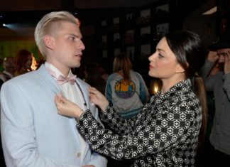 Das passiert heute in den Soaps "GZSZ": Moritz ist sich nicht sicher, ob Emily mit dem Event zufrieden ist. / Source: RTL / Rolf Baumgartner