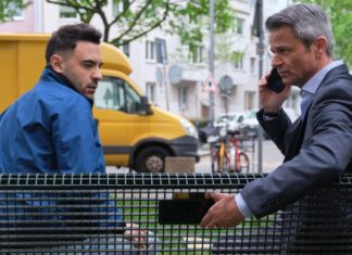 Das passiert heute in den Soaps "Unter uns": Easy (l.) spricht ein ernstes Wort mit Benedikt. / Source: RTL / Stefan Behrens